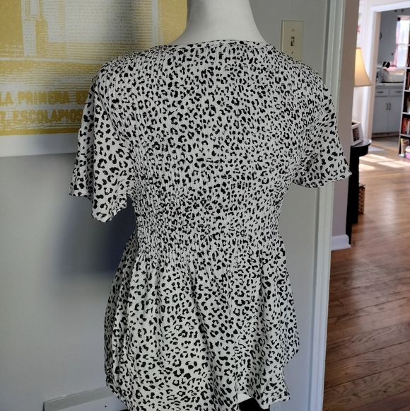 Urban Romantics Leopard Print Women's Flowy Top - Picture 6 of 7